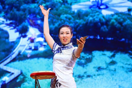 Téléchargez les photos : Comté de Luannan - 30 novembre 2018 : Spectacle de tambour sur scène, comté de Luannan, province du Hebei, Chine - en image libre de droit