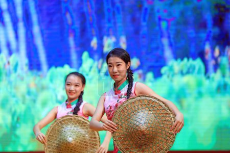 Foto de Condado de Luannan - 30 de noviembre de 2018: Actuación de danza en el escenario, Condado de Luannan, provincia de Hebei, Chin - Imagen libre de derechos