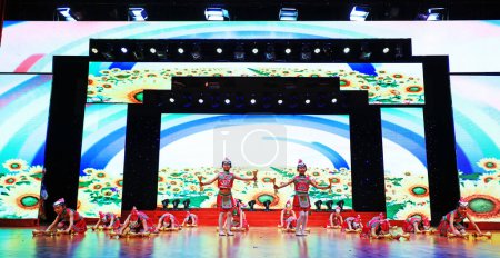 Téléchargez les photos : Comté de Luannan - 24 janvier 2019 : Spectacle de danse pour enfants au gala du festival de printemps, comté de Luannan, province du Hebei, Chine - en image libre de droit