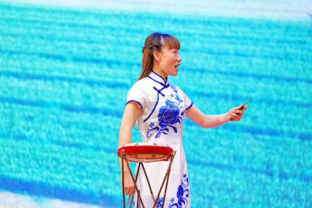 Foto de Condado de Luannan - 24 de enero de 2019: Actuación de programas literarios y artísticos en el escenario, Gala del Festival de Primavera, Condado de Luannan, provincia de Hebei, China - Imagen libre de derechos