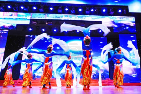 Foto de Condado de Luannan - 24 de enero de 2019: Inner Mongolia Style Dance Performance on stage, Spring Festival Gala, Condado de Luannan, provincia de Hebei, China - Imagen libre de derechos