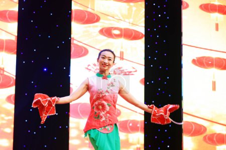 Téléchargez les photos : Comté de Luannan - 25 janvier 2019 : Spectacle de danse sur scène, Gala du festival du printemps, comté de Luannan, province du Hebei, Chine - en image libre de droit