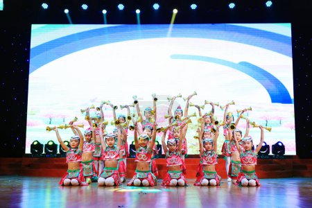 Foto de Condado de Luannan - 25 de enero de 2019: Actuación de danza en el escenario, Gala del Festival de Primavera, Condado de Luannan, provincia de Hebei, China - Imagen libre de derechos