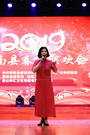 Téléchargez les photos : Comté de Luannan - 25 janvier 2019 : Chœur de l'Opéra de Pékin sur scène, comté de Luannan, province du Hebei, Chine - en image libre de droit
