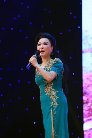 Foto de Condado de Luannan - 25 de enero de 2019: Coro de la Ópera de Pekín en el escenario, Condado de Luannan, provincia de Hebei, China - Imagen libre de derechos