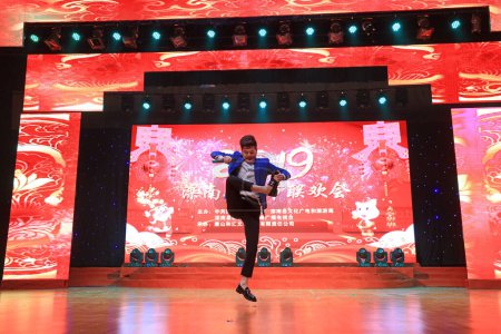 Téléchargez les photos : Comté de Luannan - 25 janvier 2019 : Performance acrobatique sur scène, comté de Luannan, province du Hebei, Chine - en image libre de droit