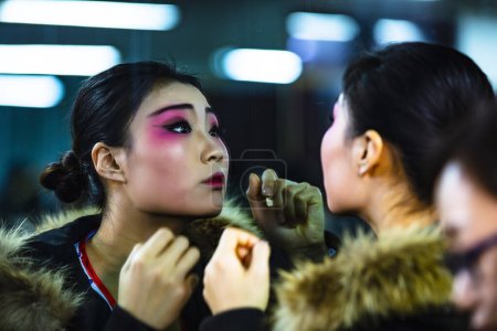Téléchargez les photos : Comté de Luannan - 25 janvier 2019 : Les actrices de l'Opéra de Pékin se maquillent, comté de Luannan, province du Hebei, Chine - en image libre de droit