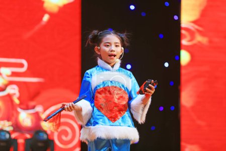 Foto de Condado de Luannan - 26 de enero de 2019: Actuación de danza infantil en el escenario, Condado de Luannan, provincia de Hebei, Chin - Imagen libre de derechos