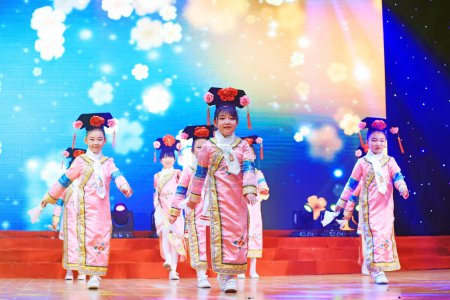 Téléchargez les photos : Comté de Luannan - 27 janvier 2019 : Spectacle d'opéra de Pékin pour enfants sur scène, comté de Luannan, province du Hebei, Chine - en image libre de droit