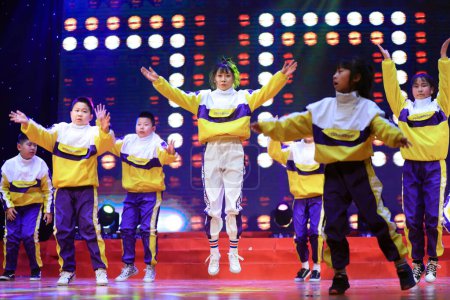 Foto de Condado de Luannan - 27 de enero de 2019: espectáculo de danza infantil en el escenario, Condado de Luannan, provincia de Hebei, Chin - Imagen libre de derechos