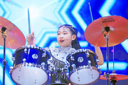 Foto de Condado de Luannan - 27 de enero de 2019: Girls play drums on shelves on the stage, Condado de Luannan, provincia de Hebei, China - Imagen libre de derechos
