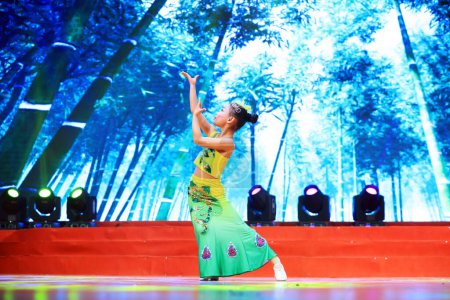 Foto de Condado de Luannan - 27 de enero de 2019: Girls dance on stage, Condado de Luannan, provincia de Hebei, China - Imagen libre de derechos
