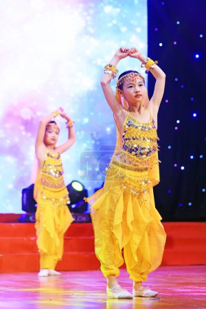 Foto de Condado de Luannan - 27 de enero de 2019: actuación de las minorías étnicas en el escenario, Condado de Luannan, provincia de Hebei, China - Imagen libre de derechos