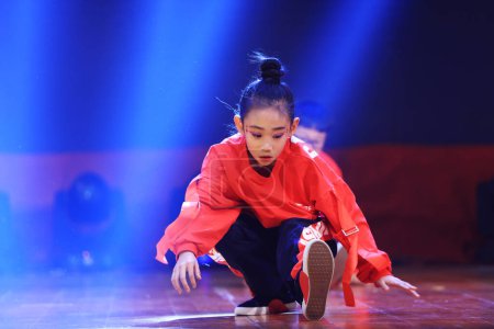 Téléchargez les photos : Comté de Luannan - 29 janvier 2019 : Spectacle de danse pour enfants sur scène, comté de Luannan, province du Hebei, Chine - en image libre de droit