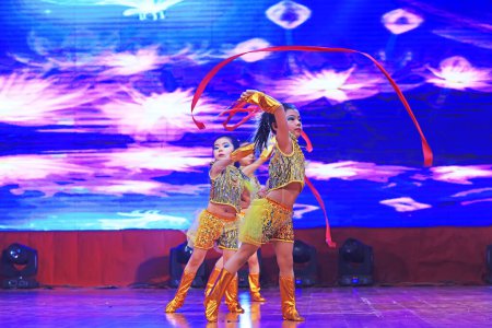 Téléchargez les photos : Comté de Luannan - 29 janvier 2019 : spectacle de danse sur la scène, comté de Luannan, province du Hebei, Chine - en image libre de droit