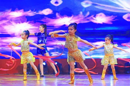 Foto de Condado de Luannan - 29 de enero de 2019: actuación de baile de seda en el escenario, Condado de Luannan, provincia de Hebei, China - Imagen libre de derechos