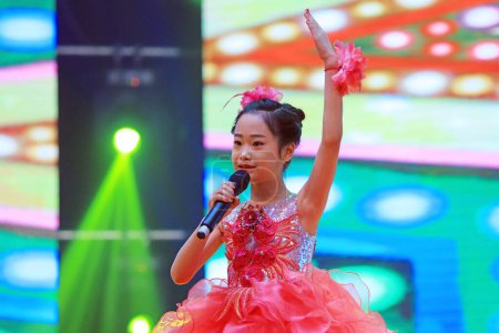 Foto de Condado de Luannan - 29 de enero de 2019: interpretación de canciones para niños en el escenario, Condado de Luannan, provincia de Hebei, China - Imagen libre de derechos