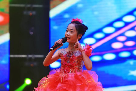 Téléchargez les photos : Comté de Luannan - 29 janvier 2019 : performance de chansons pour enfants sur scène, comté de Luannan, province du Hebei, Chine - en image libre de droit