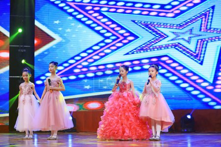 Foto de Condado de Luannan - 29 de enero de 2019: interpretación de canciones para niños en el escenario, Condado de Luannan, provincia de Hebei, China - Imagen libre de derechos