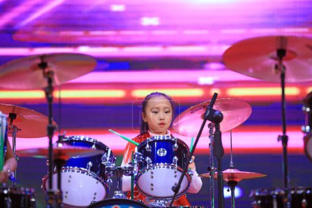 Téléchargez les photos : Comté de Luannan - 29 janvier 2019 : les enfants jouent de la batterie sur les étagères de la scène, comté de Luannan, province du Hebei, Chin - en image libre de droit