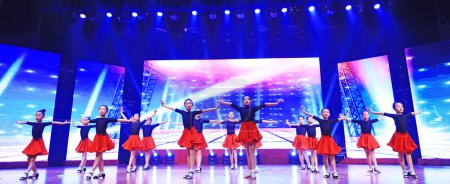 Foto de Condado de Luannan - 29 de enero de 2019: representación de danza latina infantil en el escenario, Condado de Luannan, provincia de Hebei, China - Imagen libre de derechos