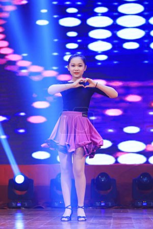 Téléchargez les photos : Comté de Luannan - 29 janvier 2019 : spectacle de danse latine pour enfants sur scène, comté de Luannan, province du Hebei, Chine - en image libre de droit