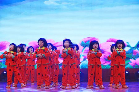 Téléchargez les photos : Comté de Luannan - 29 janvier 2019 : spectacle de danse pour enfants sur scène, comté de Luannan, province du Hebei, Chine - en image libre de droit