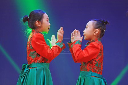 Foto de Condado de Luannan - 29 de enero de 2019: representación de danza infantil en el escenario, Condado de Luannan, provincia de Hebei, China - Imagen libre de derechos
