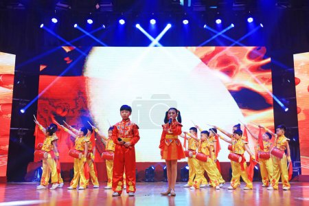 Téléchargez les photos : Comté de Luannan - 29 janvier 2019 : Performance de tambour à la taille des enfants sur scène, comté de Luannan, province du Hebei, Chine - en image libre de droit