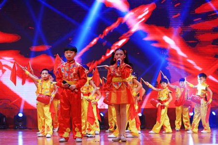Téléchargez les photos : Comté de Luannan - 29 janvier 2019 : Performance de tambour à la taille des enfants sur scène, comté de Luannan, province du Hebei, Chine - en image libre de droit