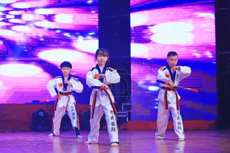 Foto de Condado de Luannan - 29 de enero de 2019: Children Wushu Kungfu Performance on the Stage, Condado de Luannan, provincia de Hebei, China - Imagen libre de derechos