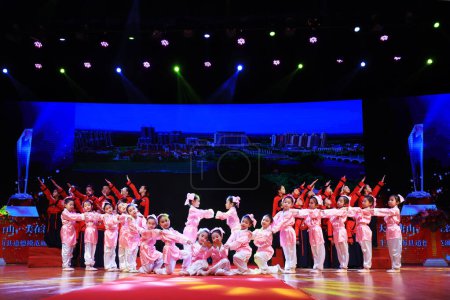 Foto de Condado de Luannan - 31 de enero de 2019: actuación de danza en el escenario, Condado de Luannan, provincia de Hebei, China - Imagen libre de derechos