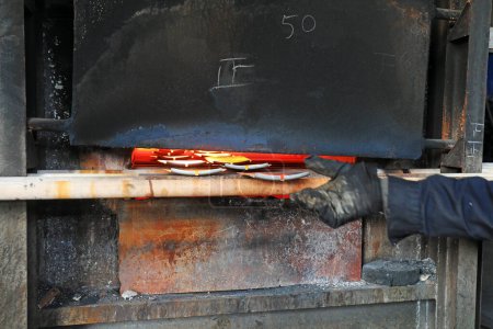 Téléchargez les photos : Le four de formage à chaud de bêche en acier est dans une usine - en image libre de droit