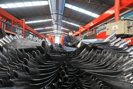 Téléchargez les photos : COMTÉ DE LUANNAN - 27 février 2020 : Travailleurs occupés dans la chaîne de production de polissage des bêches en acier, COMTÉ DE LUANNAN, Province du Hebei, Chin - en image libre de droit