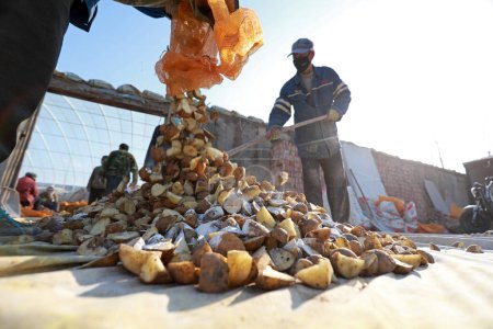 Téléchargez les photos : COMTÉ DE LUANNAN - 3 mars 2020 : Les agriculteurs mélangent des fongicides pour la culture des pommes de terre, Chine, COMTÉ DE LUANNAN, province du Hebei, Chine - en image libre de droit