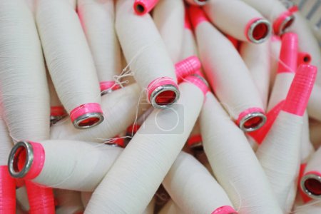 Foto de Hilados de algodón se apilan en un molino de hilado - Imagen libre de derechos