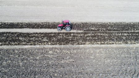 Foto de Los agricultores conducen tractores para arar la tierra en la granja - Imagen libre de derechos