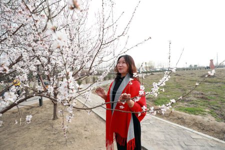 Téléchargez les photos : COMTÉ DE LUANNAN, Province du Hebei, Chine - 24 mars 2020 : Mesdames jouant dans le parc en Chine du Nord. - en image libre de droit