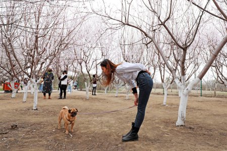 Foto de LUANNAN COUNTY, Provincia de Hebei, China - 24 de marzo de 2020: Damas jugando en el parque en el norte de China. - Imagen libre de derechos