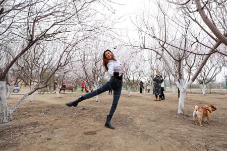 Téléchargez les photos : COMTÉ DE LUANNAN, Province du Hebei, Chine - 24 mars 2020 : Mesdames jouant dans le parc en Chine du Nord. - en image libre de droit