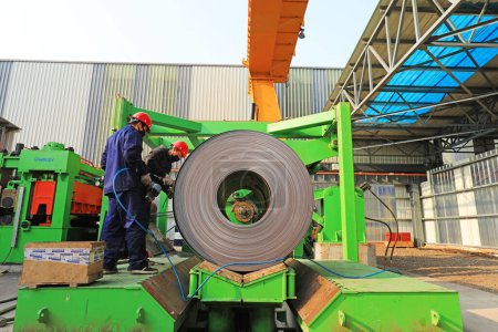 Téléchargez les photos : COMTÉ DE LUANNAN, province du Hebei, Chine - 25 mars 2020 : Les travailleurs sont occupés sur la ligne de production de bandes dans une usine. - en image libre de droit
