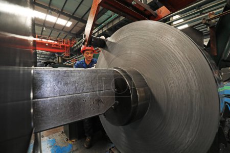 Foto de LUANNAN COUNTY, provincia de Hebei, China - 25 de marzo de 2020: Los trabajadores están ocupados en la línea de producción de tiras en una fábrica. - Imagen libre de derechos