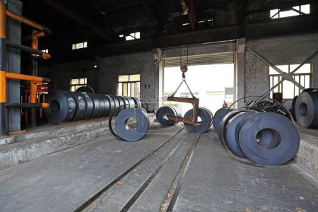 Téléchargez les photos : Bobines d'acier sont dans l'usine - en image libre de droit