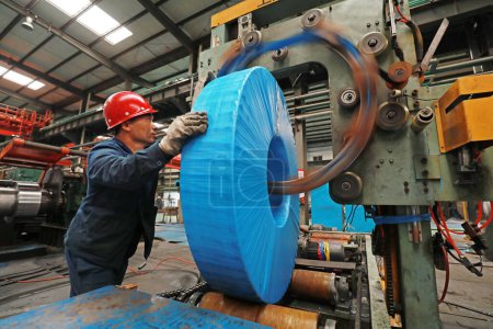 Téléchargez les photos : COMTÉ DE LUANNAN, province du Hebei, Chine - 26 mars 2020 : Les travailleurs sont occupés sur la ligne de production de bandes dans une entreprise sidérurgique. - en image libre de droit