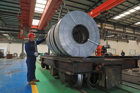 Téléchargez les photos : COMTÉ DE LUANNAN, province du Hebei, Chine - 26 mars 2020 : Les travailleurs sont occupés sur la ligne de production de bandes dans une entreprise sidérurgique. - en image libre de droit