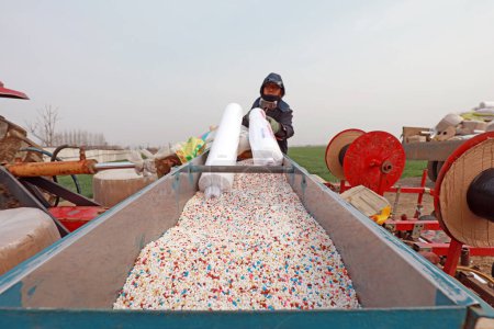 Téléchargez les photos : COMTÉ DE LUANNAN, province du Hebei, Chine - 31 mars 2020 : Les agriculteurs ajoutent de l'eau, des engrais et des semences à la machinerie pour préparer les semis. - en image libre de droit