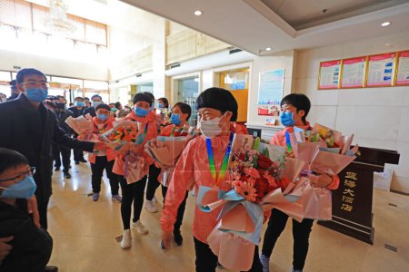 Téléchargez les photos : COMTÉ DE LUANNAN, Province du Hebei, Chine - 1er avril 2020 : Le personnel médical a soutenu la nouvelle pneumonie par le coronavirus de Wuhan et a reçu un accueil chaleureux après son retour chez lui. - en image libre de droit