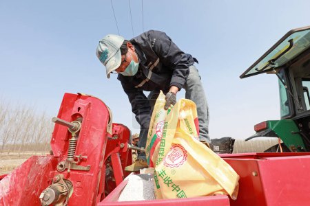 Téléchargez les photos : COMTÉ DE LUANNAN, Province du Hebei, Chine - 7 avril 2020 : L'agriculteur a ajouté de l'engrais au planteur. - en image libre de droit