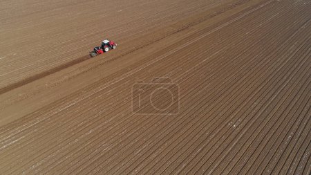 Foto de Agricultores impulsan plantadores para plantar cacahuetes acolchados de plástico en el norte de China - Imagen libre de derechos