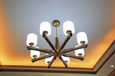 Foto de Hermosas lámparas de araña en el techo - Imagen libre de derechos